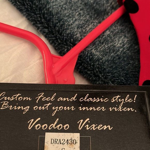 Red with black polka dots short sleeves with heart buttons dress. NWT sm woman’s - Picture 10 of 11